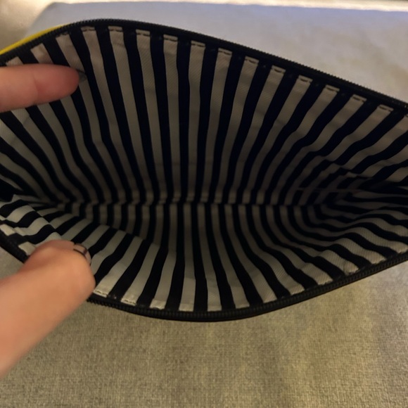 Kate Spade New York Taxi / Off Duty Gia Pouch Clutch Yellow & Black 10 X 7” NWOT - Picture 4 of 4